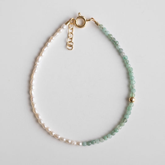 deicate gold bracelet with pearls and emerald