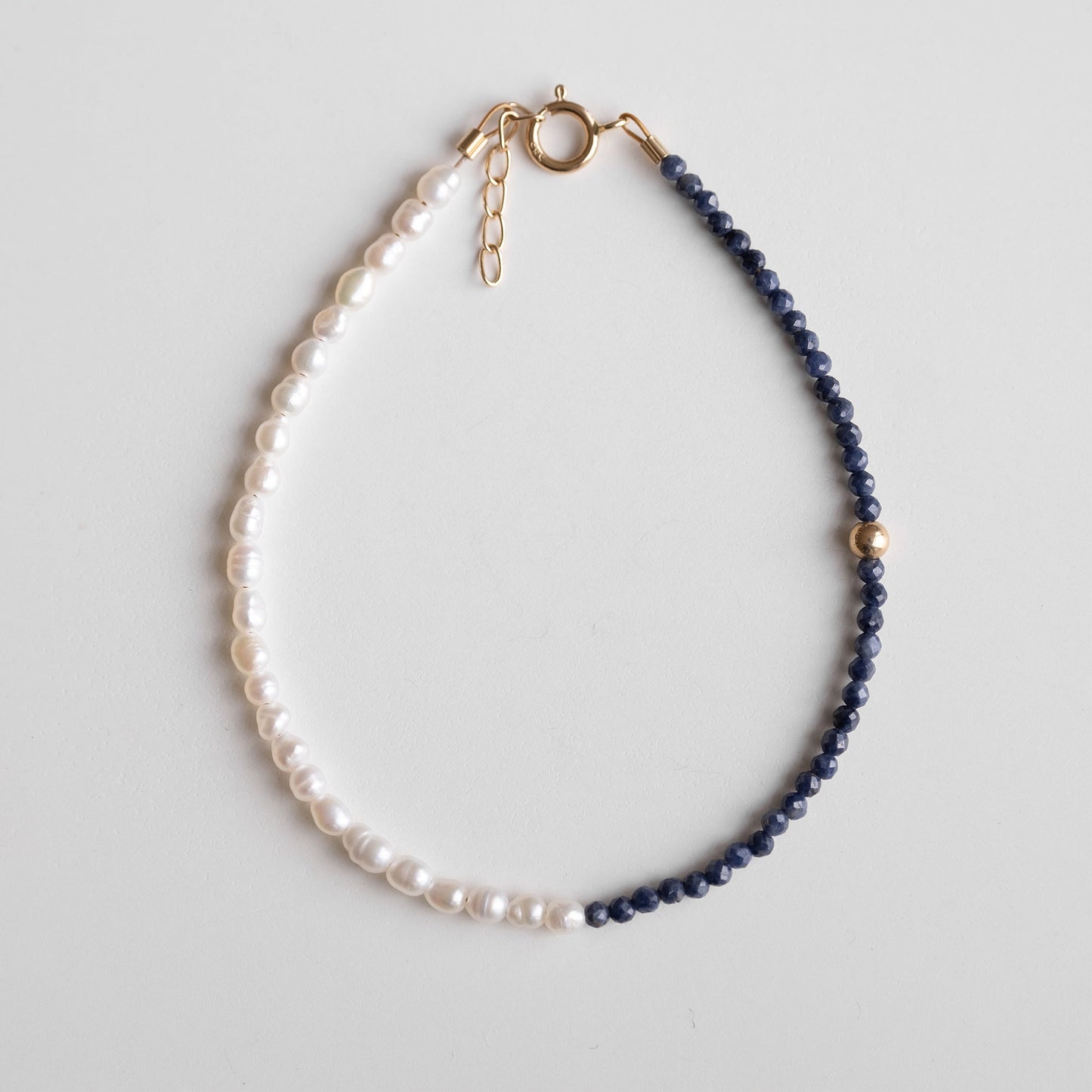 gold bracelet wiht pearls and sapphire 