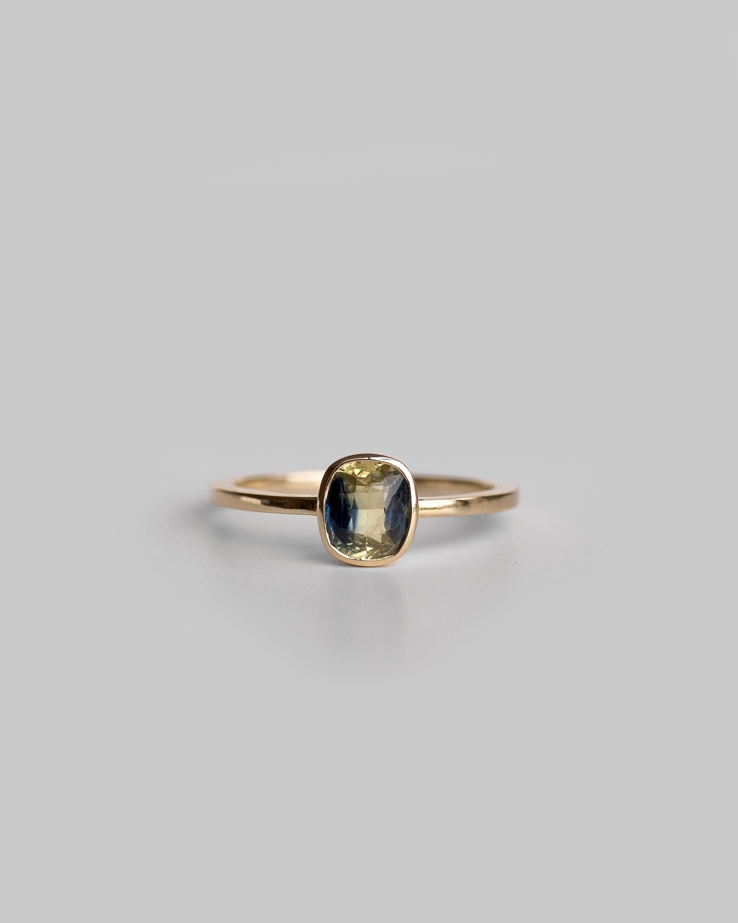solid gold ring with bi color blue green sapphire 