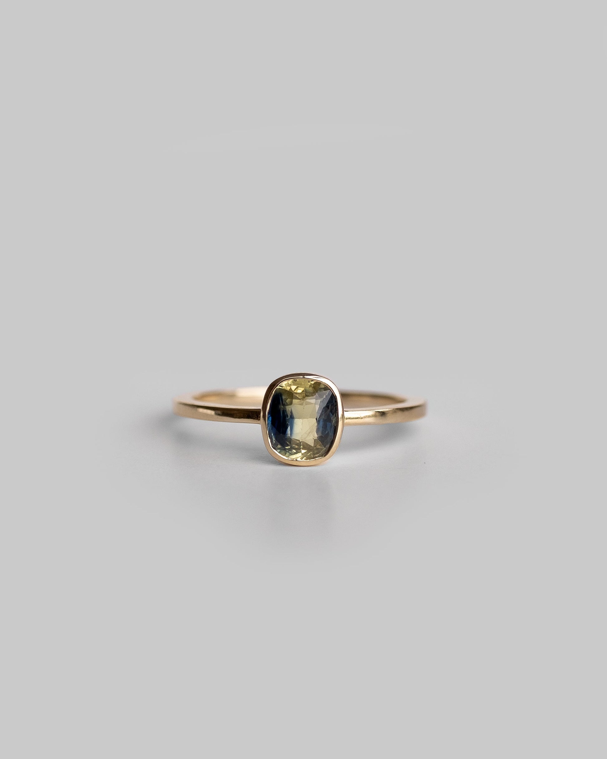 solid gold ring with bi color blue green sapphire 
