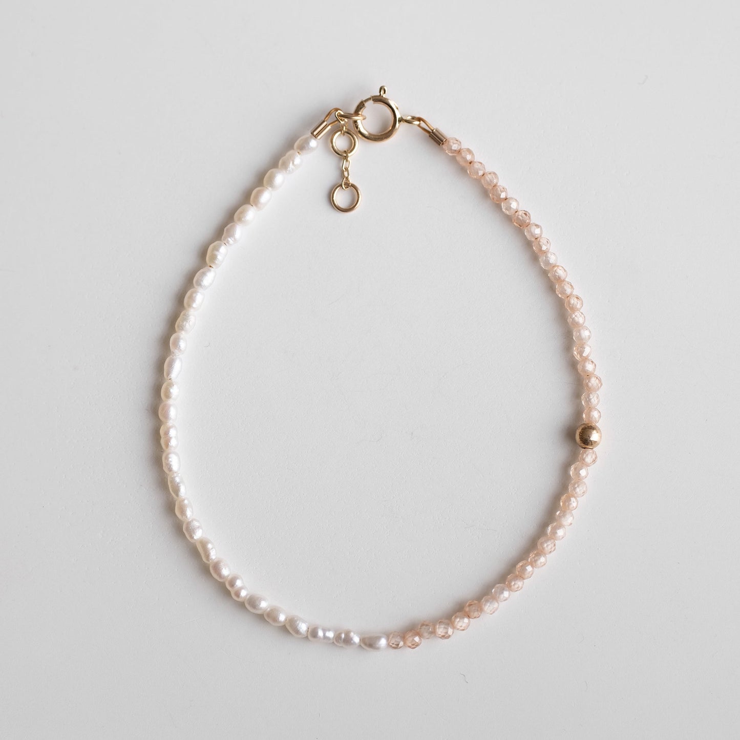 gold bracelet with beige beads and natural pearls 
